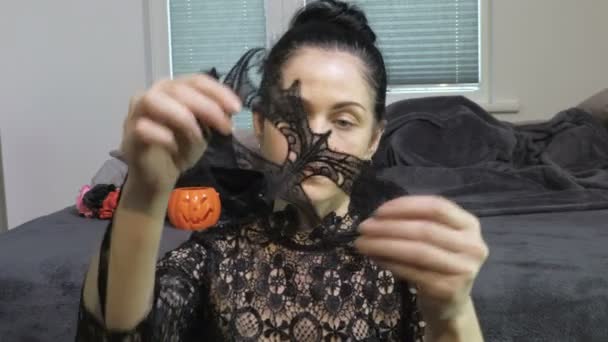 Vrouw Proberen Halloween Kant Masker — Stockvideo