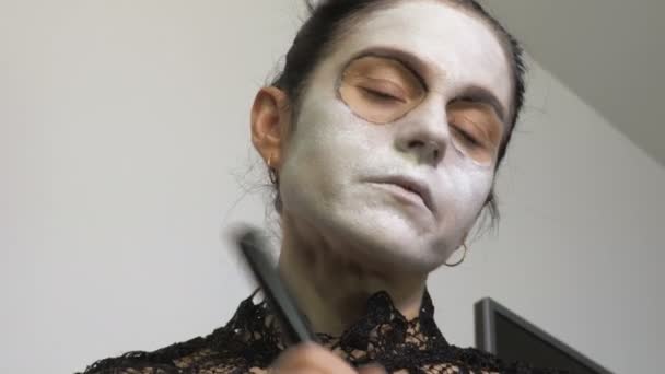 Mujer Usa Pintura Blanca Toda Cara Halloween Concepto Ideas Maquillaje — Vídeos de Stock