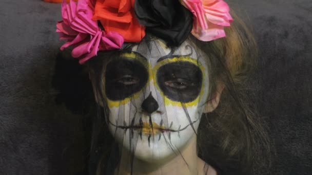 Kleines Mädchen Mit Tag Der Toten Make Und Kostüme Halloween — Stockvideo