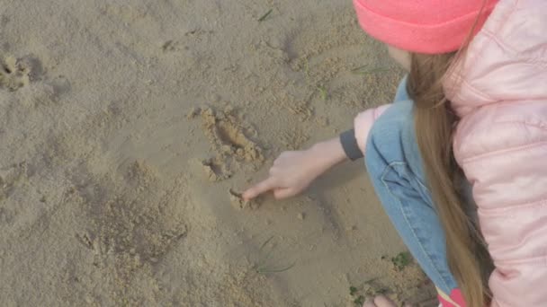 Bambina Sul Parco Giochi Pubblico Disegno Sulla Sabbia — Video Stock