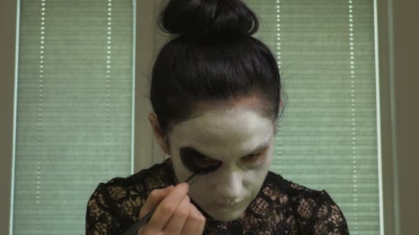 Donna Colorazione Intorno Suoi Occhi Concetto Idee Trucco Halloween — Video Stock