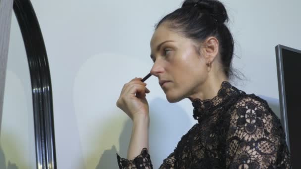 Femme Appliquer Maquillage Près Miroir — Video