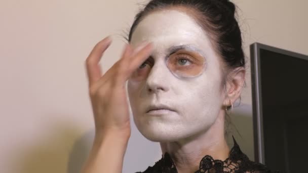 Mulher Aplique Maquiagem Branca Seu Rosto Conceito Halloween — Vídeo de Stock
