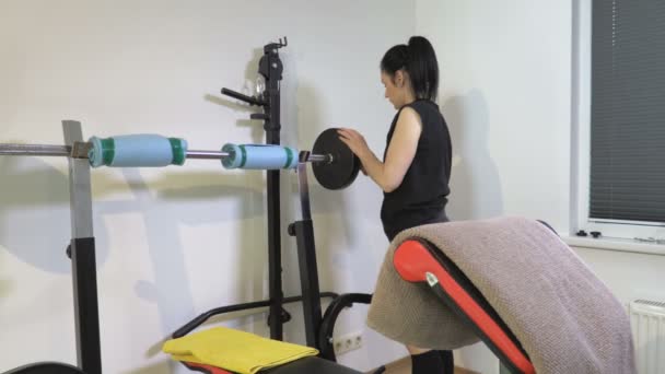 Mujer Cerca Máquina Gimnasio Casa — Vídeos de Stock