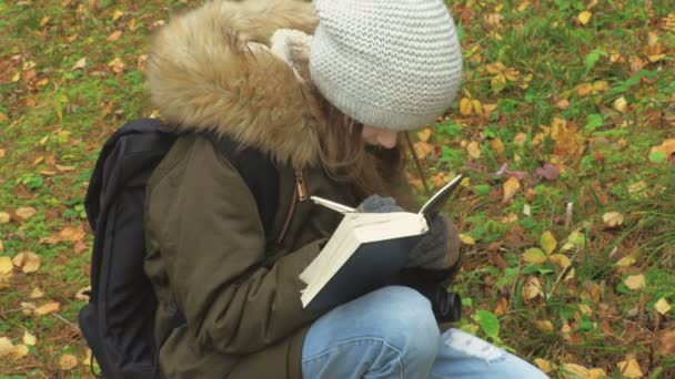 Klein Meisje Met Verrekijker Schrijven Observaties Notebook Explorer Avontuur Concept — Stockvideo