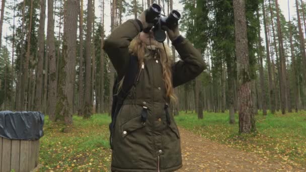 Sırt Çantalı Kız Dürbünle Bakıyor — Stok video