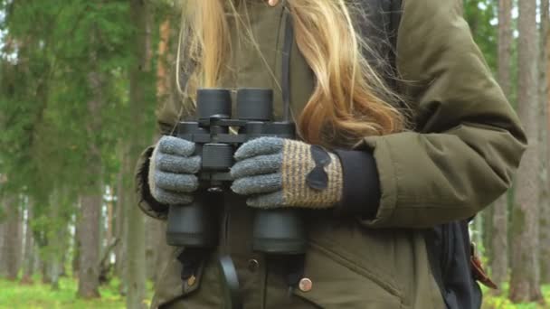 Close Meisje Met Verrekijker Verkenner Avonturenconcept — Stockvideo