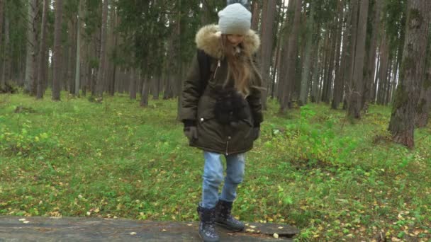 Fröhliches Kleines Mädchen Mit Fernglas Und Rucksack Tanzt Park — Stockvideo