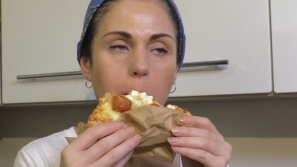 Kvinnan Äter Skiva Pizza Stock Video — Stockvideo
