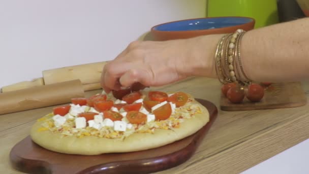 Mujer Con Pizza Casera — Vídeos de Stock