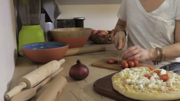 Kadın Doğrama Tahtasındaki Yapımı Pizza Malzemelerini Kesiyor — Stok video