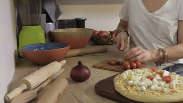 Žena Řezání Ingredience Pro Domácí Pizzu Sekání Palubě — Stock video