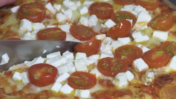 Kvinna Skära Hemlagad Pizza Hackning Styrelse — Stockvideo
