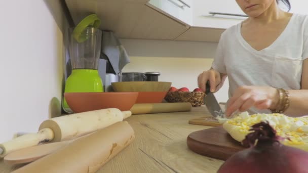 キッチンでピザを準備する女性 ストックビデオ — ストック動画
