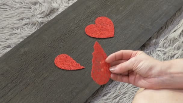 Vrouw Die Speelt Met Vorm Van Een Rood Hart Gebroken — Stockvideo