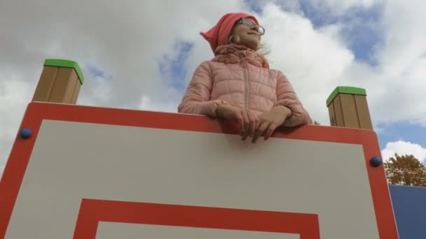 Vrij Schattig Klein Meisje Openbare Speelplaats — Stockvideo