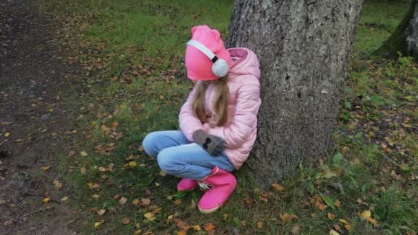 Osamělý Stresující Dívka Blízkosti Stromu Parku — Stock video