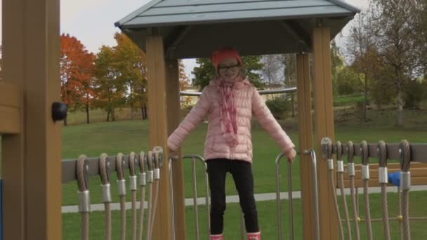 Klein Kind Genieten Van Activiteiten Openbare Speelplaats — Stockvideo