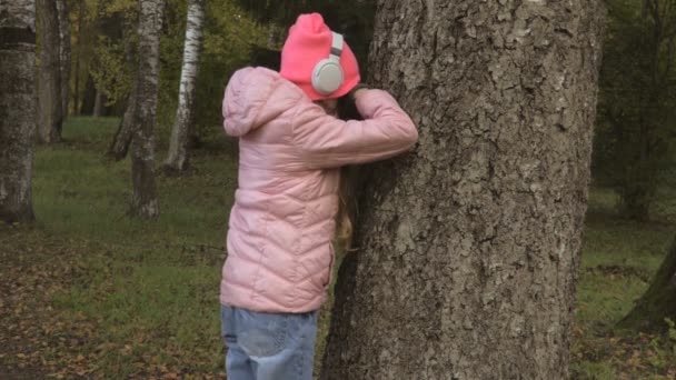 公園の木の近くで泣いている孤独なストレスの多い女の子 — ストック動画