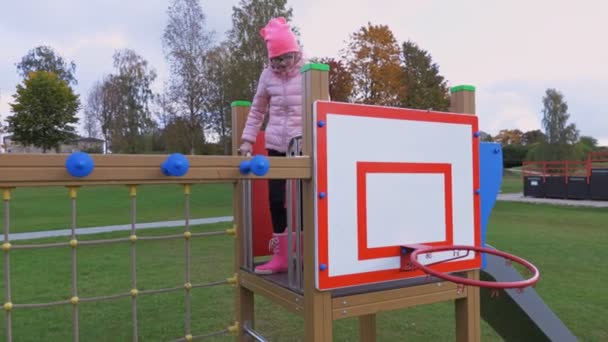 Hübsche Süße Kleine Mädchen Beenden Spielen Auf Öffentlichen Spielplatz — Stockvideo