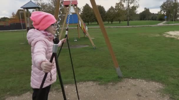 Vista Lateral Cute Little Girl Balanços Parque Infantil Público — Vídeo de Stock