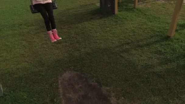 Attraktives Kleines Mädchen Schwingt Auf Öffentlichem Spielplatz — Stockvideo