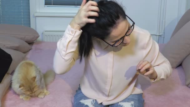 Woman Scratching Her Itchy Head Skin Disease Concept Allergic Cat — Vídeo de stock