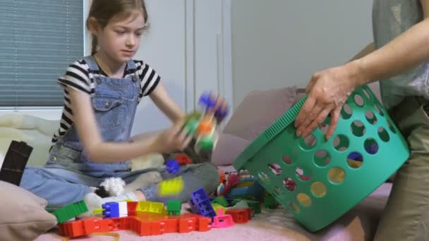 Menina Ajudando Mãe Limpar Sua Cama Brinquedos — Vídeo de Stock