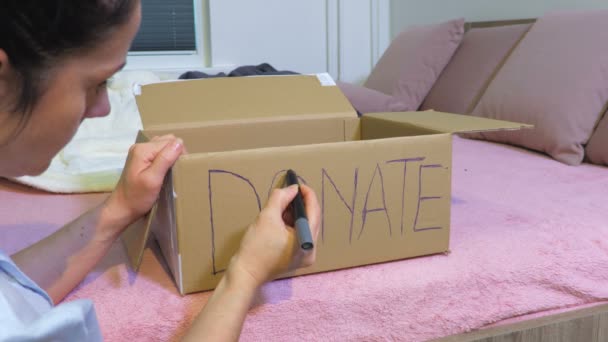 Vrouw Schrijven Kartonnen Doos Close Donatie Concept — Stockvideo