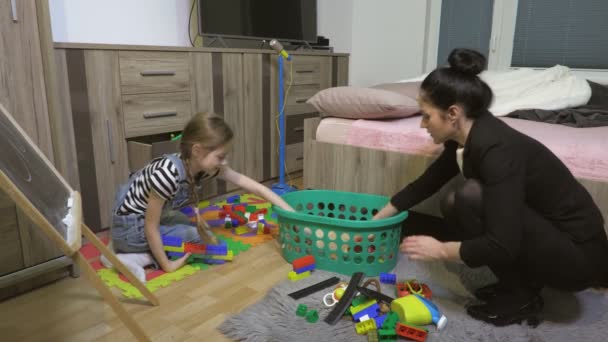 Cansada Madre Ordenar Los Juguetes Enseña Niña Limpiar Sala Juegos — Vídeo de stock