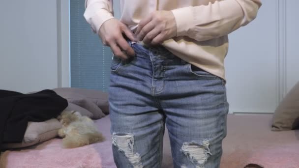 Kobieta Naprawić Top Bluzkę Niebieskich Dżinsach — Wideo stockowe