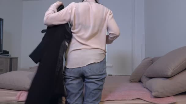 Frau Fühlt Sich Schlecht Und Rückenschmerzen — Stockvideo