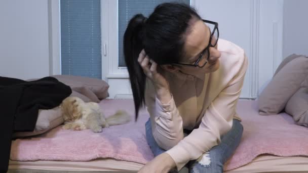 女人坐在床上挠痒的头 皮肤病的概念 对猫过敏 — 图库视频影像