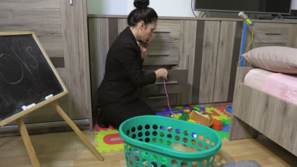 Mãe Cansada Após Dia Trabalho Arrumar Brinquedos Brinquedos Dispersos Desordem — Vídeo de Stock