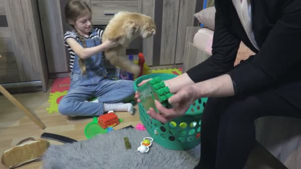 Moeder Dochter Een Rommelige Kamer Verspreid Speelgoed Stoornis — Stockvideo