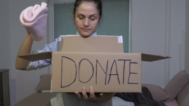 Voluntário Está Colocando Roupas Para Caixa Papelão Para Doação — Vídeo de Stock