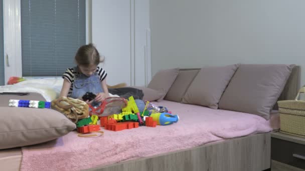 Frau Putzt Zimmer Und Hilft Tochter Spielzeug Sammeln — Stockvideo
