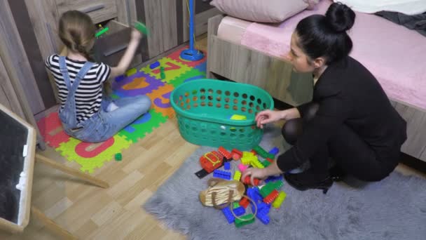 Maman Rangé Enfants Dispersés Jouets Dans Chambre Désordonnée — Video