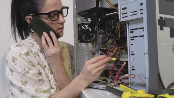 Mujer Reparar Hablar Por Teléfono — Vídeos de Stock