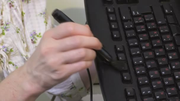 Κοντινή Προβολή Γυναικείων Χεριών Που Καθαρίζουν Πληκτρολόγιο Φορητού Υπολογιστή — Αρχείο Βίντεο
