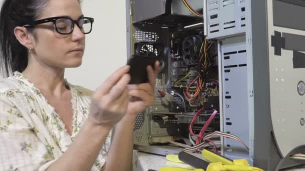 Mujer Tomar Fotos Roto — Vídeos de Stock