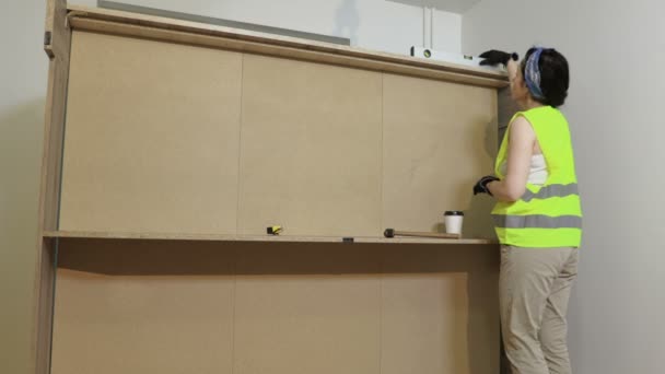 Servicio Montaje Instalación Mujer Handyman Trabajando — Vídeo de stock