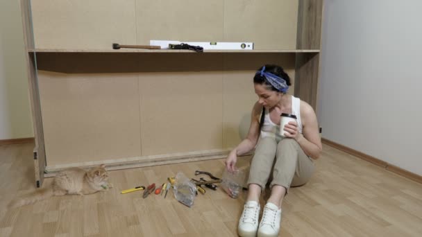 家具の近くの自宅で仕事に集中した女性 — ストック動画