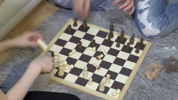 Mère Fille Finissant Jouer Aux Échecs — Video