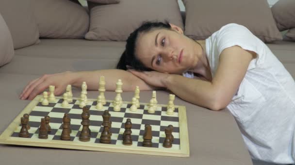 Einsame Müde Frau Beginnt Schach Spielen — Stockvideo