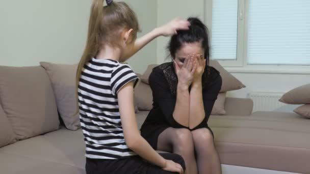 Κόρη Μιλάει Στην Θλιμμένη Μητέρα Στο Σπίτι — Αρχείο Βίντεο