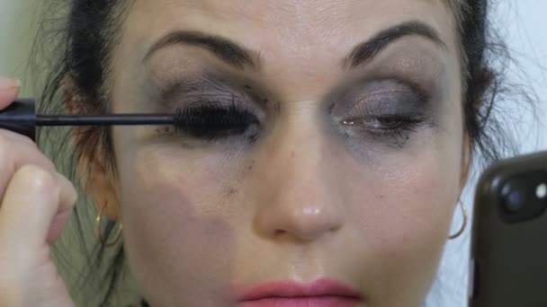Triste Infeliz Mujer Nerviosa Aplicar Maquillaje Cerca — Vídeo de stock