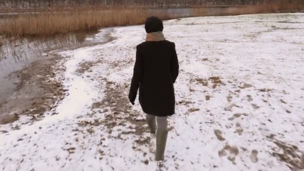 Ευτυχισμένη Γυναίκα Περπατώντας Στο Πρώτο Χιόνι Και Δείχνοντας Χειρονομία Νίκης — Αρχείο Βίντεο