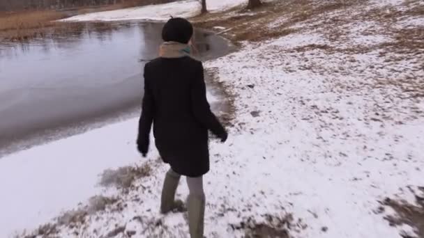 Mujer Feliz Caminando Por Orilla Del Lago — Vídeo de stock
