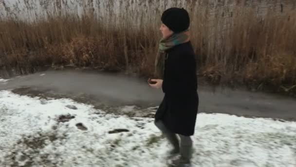 外面湖边的女人试着喂鸭子 — 图库视频影像
